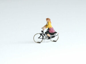 Fietser (vrouw) in schaal H0, klaar voor gebruik (KKb-2)