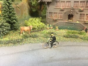 Postbode op zijn fiets in schaal H0, klaar voor gebruik (KKh-1)