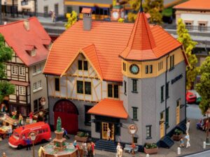 Faller bouwpakket 130649 raadhuis met brandweergarage