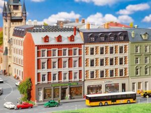 Faller bouwpakket 232389 2 gerenoveerde stadshuizen met winkels N