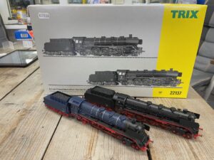 TRIX 22137 SET MET 2 STOOMLOKS EPOCHE 3 EN 4 DIGITAAL BR 03 ZWART EN BLAUW H0 GEBRUIKT