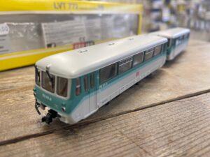 BRAWA LVT772 RAILBUS MET AANHANGER DIGITAAL STROOMDOORVOERENDE KOPPELING H0 3 RAIL GEBRUIKT