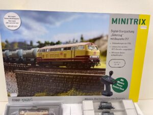 minitrix 11160 digitale starts set met diesellok en 3 ketelwagens en betonrails nieuw