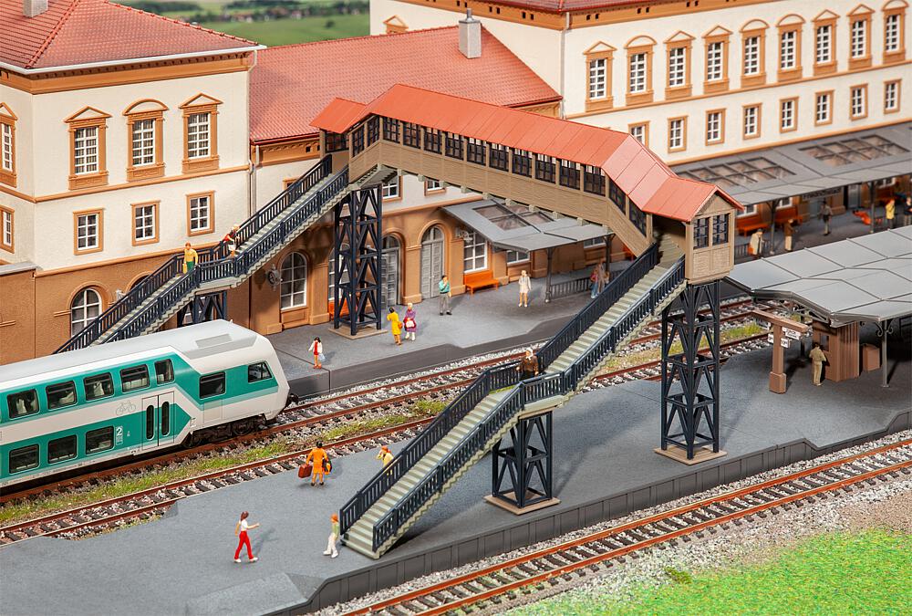 Faller Bouwpakket 120109 Voetgangersbrug Met Overkapping - Schaal 1:87 / H0