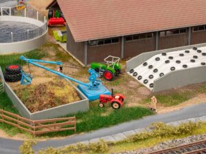 Faller Bouwpakket 130678  Mobiele Silo Met Mesthoop Met Kraan - Schaal 1:87 / H0