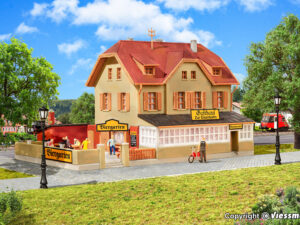 Kibri Bouwpakket 37114 Herberg "Zur Eisenbahn" met Biertuin Schaal 1:160 / N