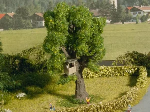 Noch 21766 Dikke boom met boomhuisje, 10 cm hoog - Schaal 1:160 / N